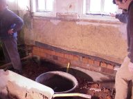 Erneuern der Fundamente, vor dem Gießen des neuen Beton-Bodens