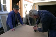 Manfred & Robert schneiden die Vorwandplatten